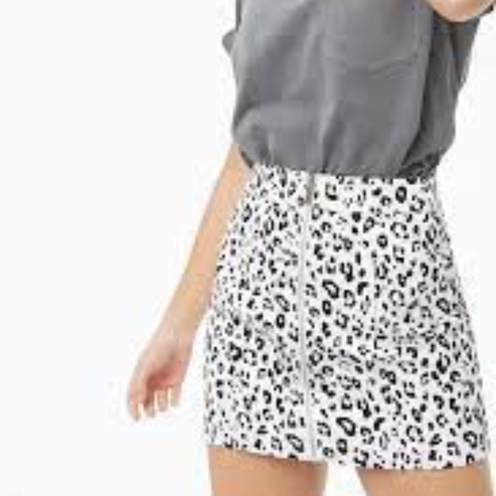Forever 21 Animal Print Zippered Mini Skirt. Black/White. Medium
